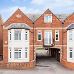 Flat 1, 161 Crescent Road Luxury Apartment