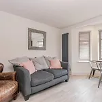 Flat 1, 161 Crescent Road Luxury Apartment
